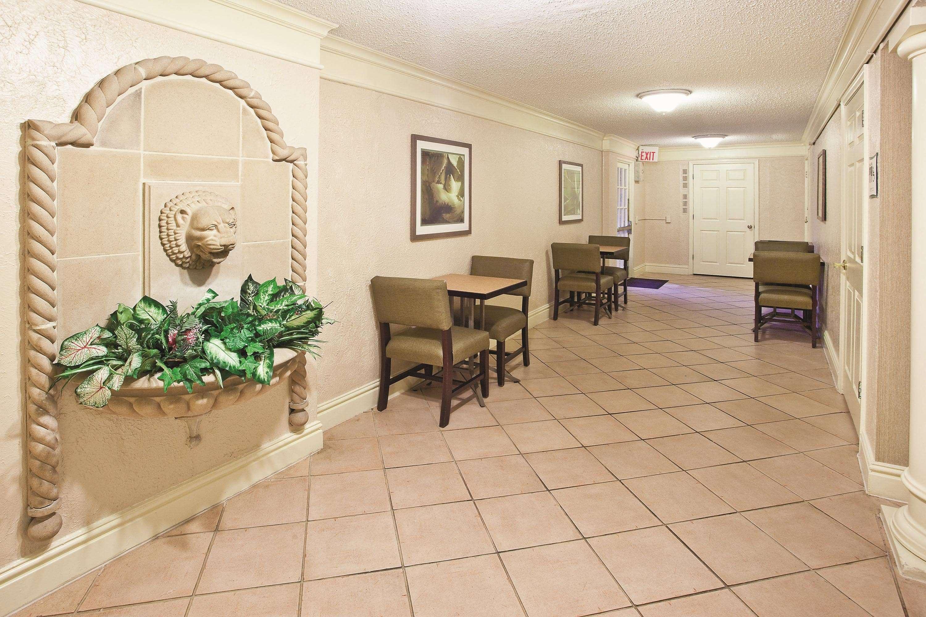 Howard Johnson By Wyndham Columbus Fort Moore Exterior foto