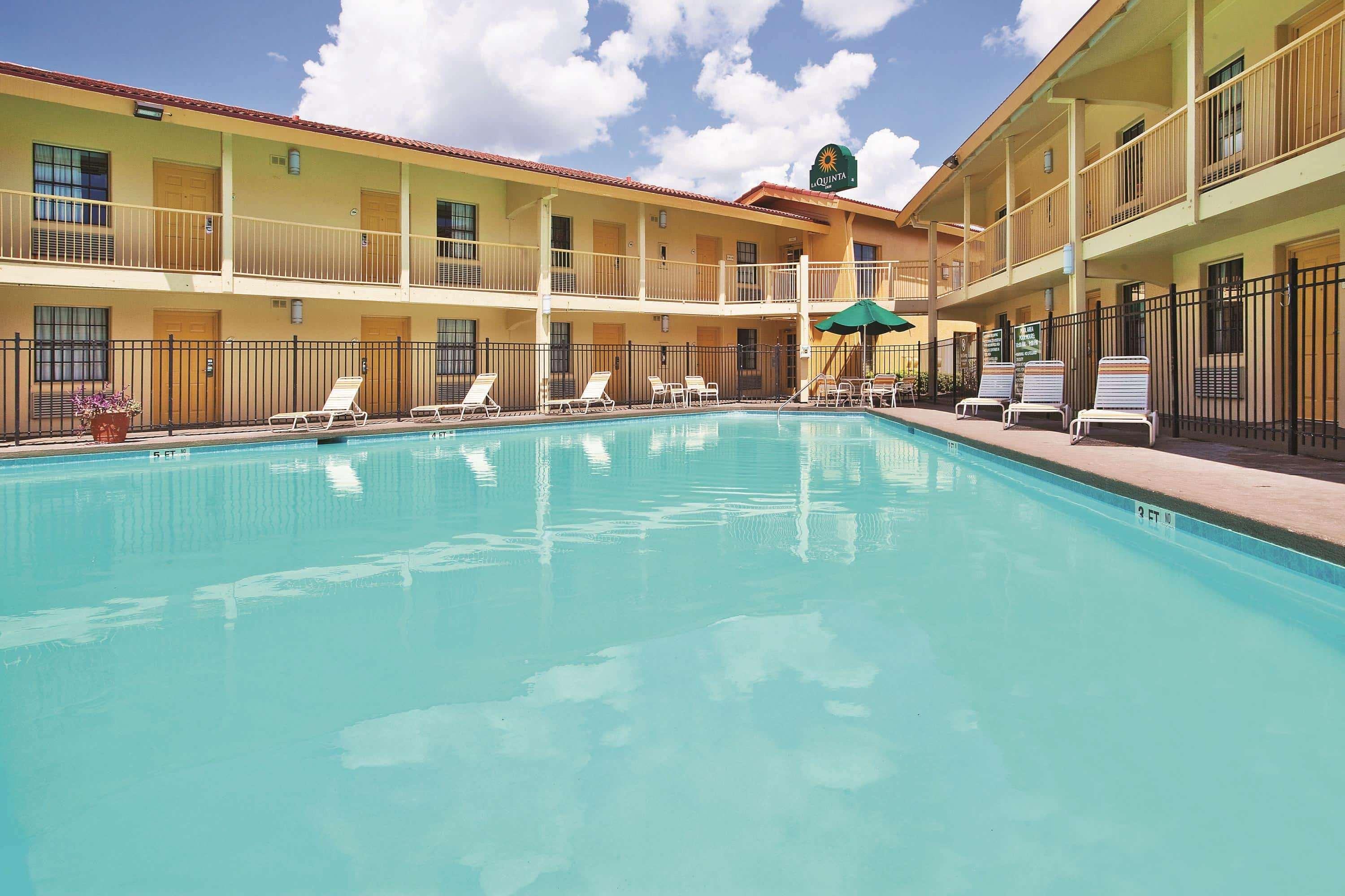 Howard Johnson By Wyndham Columbus Fort Moore Exterior foto