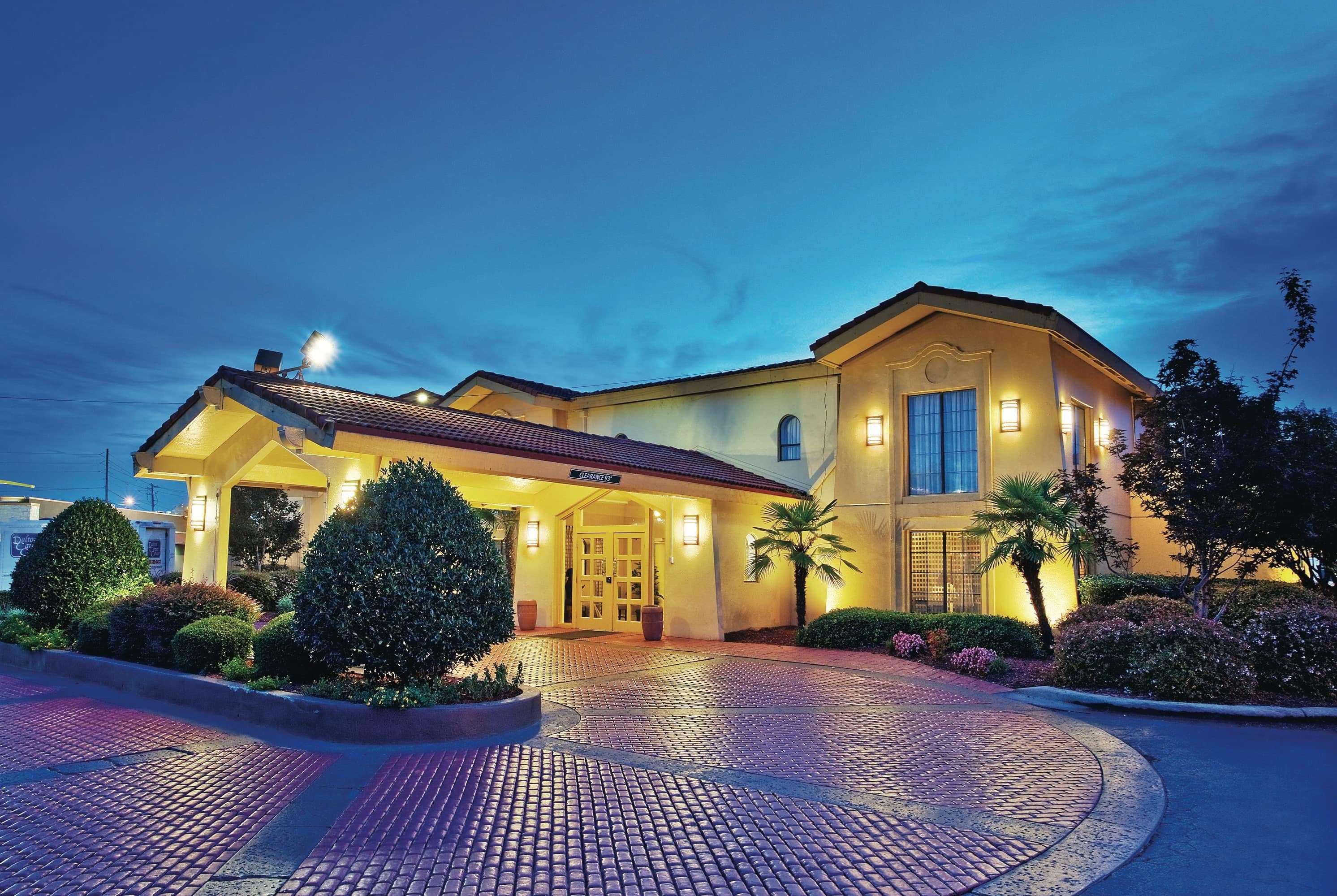 Howard Johnson By Wyndham Columbus Fort Moore Exterior foto
