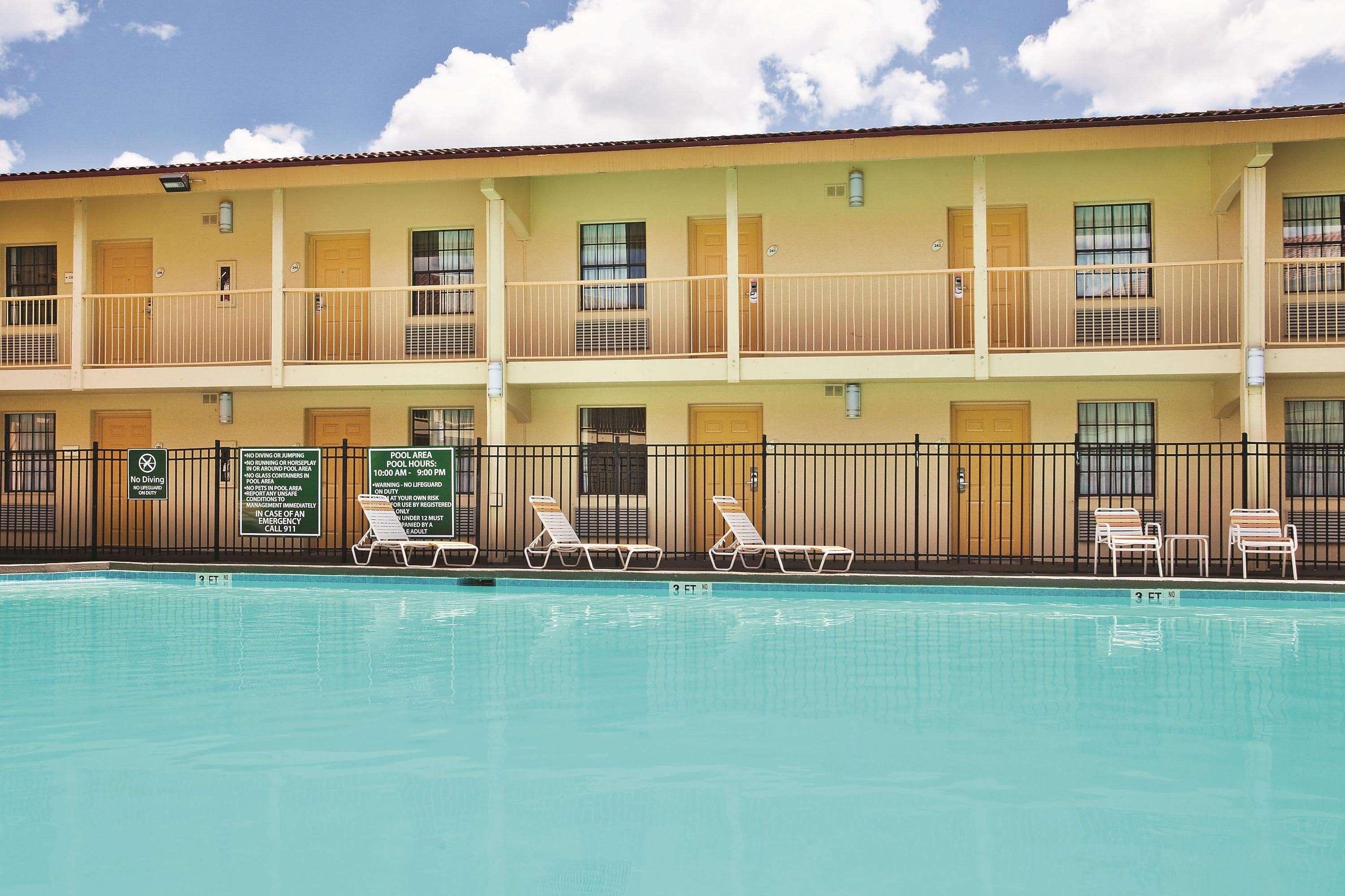 Howard Johnson By Wyndham Columbus Fort Moore Exterior foto
