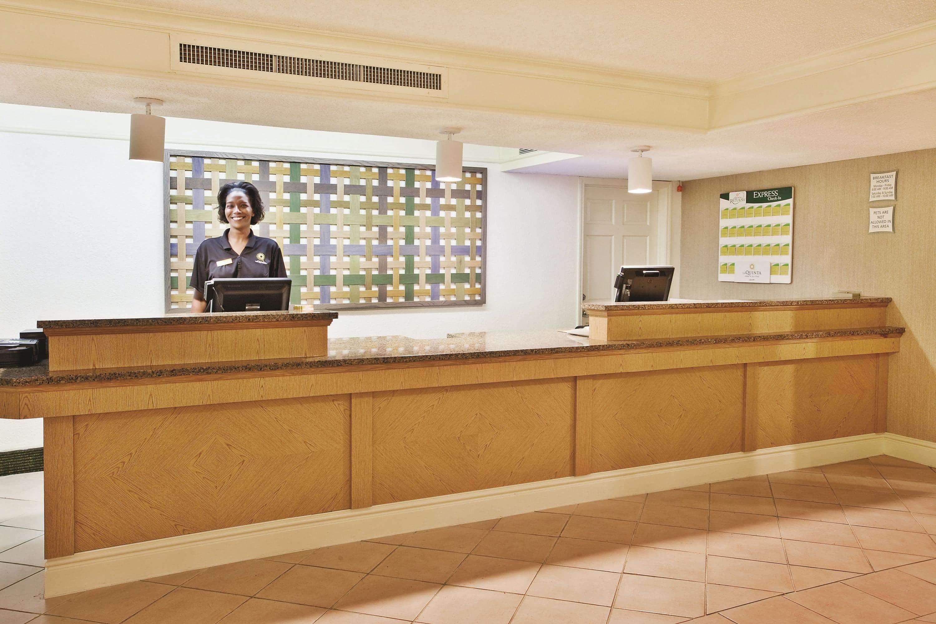 Howard Johnson By Wyndham Columbus Fort Moore Exterior foto
