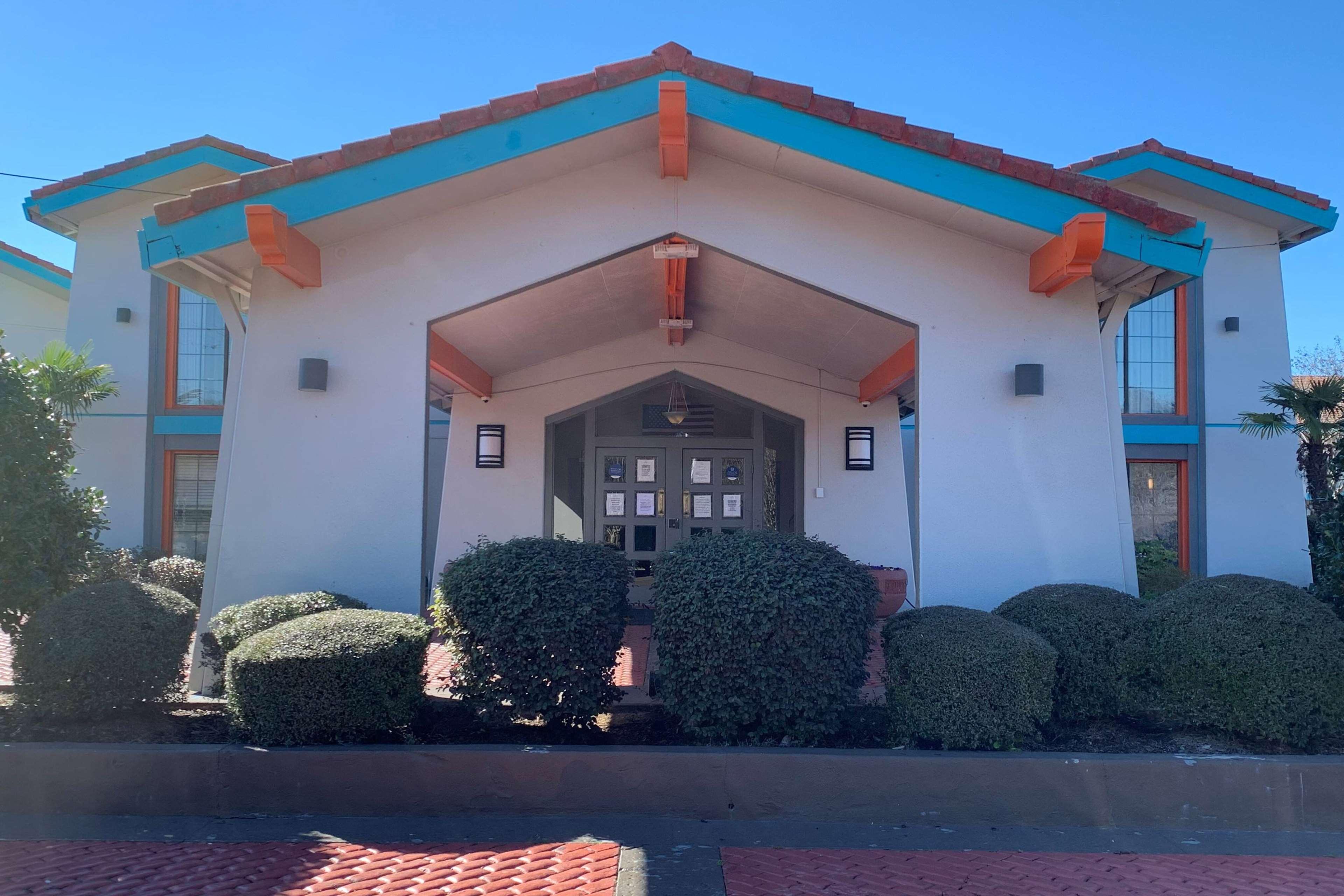 Howard Johnson By Wyndham Columbus Fort Moore Exterior foto